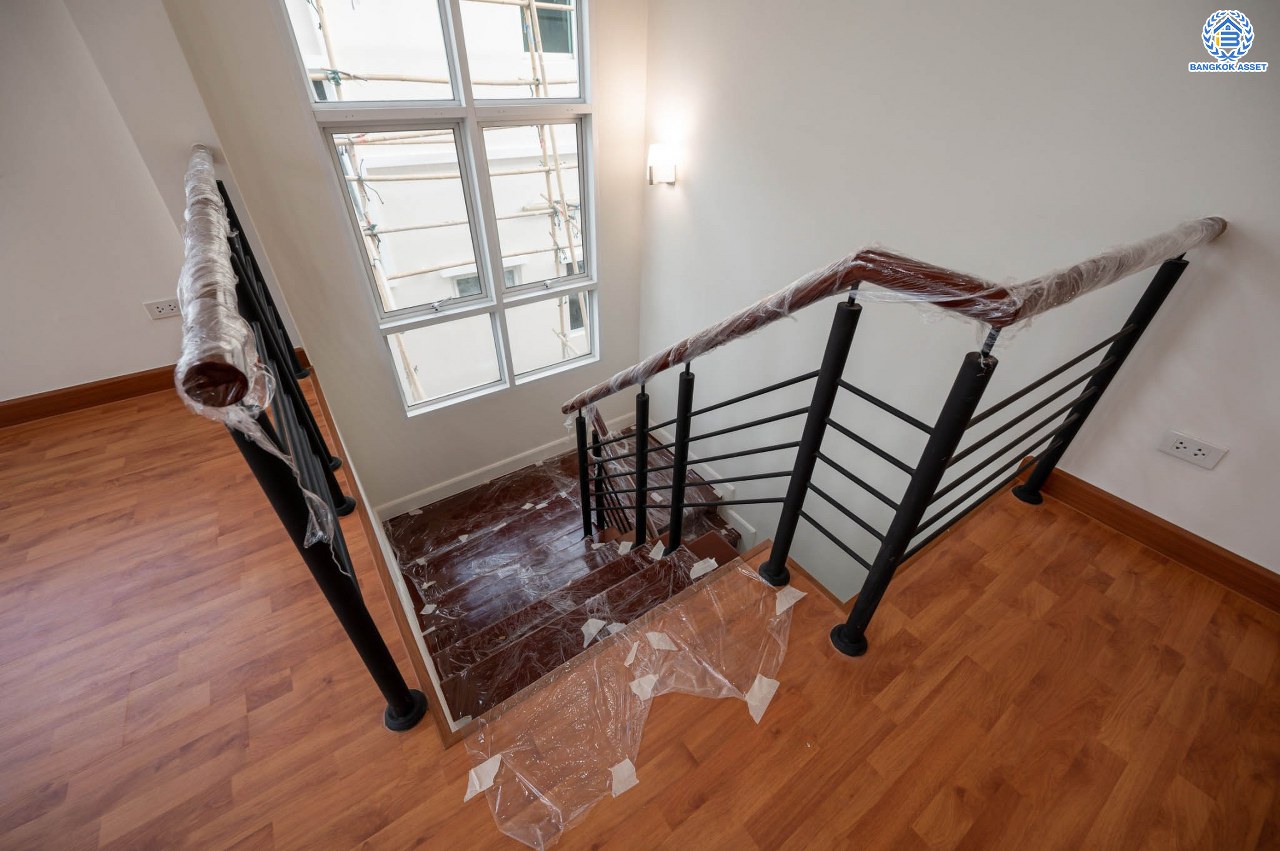 บ้านมือสองตกแต่งใหม่ โครงการ บางกอก บูเลอวาร์ด รามอินทรา แบรนด์ SC Asset เนื้อที่ 58.6 ตร.ว. ฟังก์ชัน 3 ห้องนอน 3 ห้องน้ำ ที่จอดรถ 2 คัน บนทำเลแห่งการเดินทาง เชื่อมต่อถนนรามอินทรา, ถนนรัชดา-รามอินทรา ใกล้จุดขึ้น "ทางด่วนรามอินทรา"  รถไฟฟ้าสายสีชมพู "สถานีวงแหวนรามอินทรา" และ ใกล้ห้างแฟชั่น ไอส์แลนด์